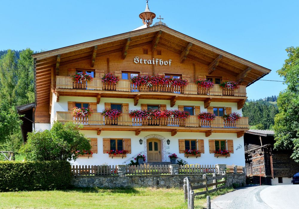 Straifhof Au+Яenansicht Sommer.jpg